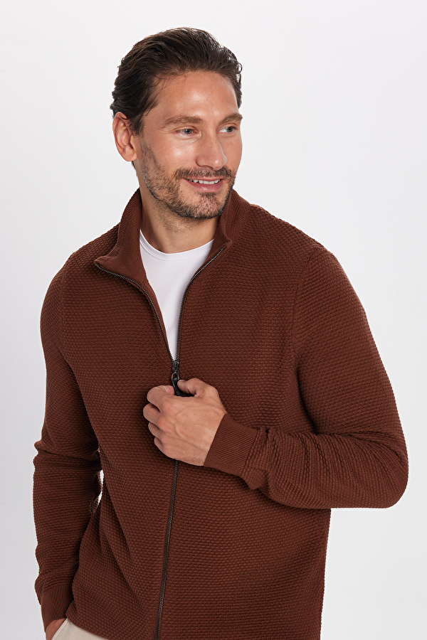 Erkek Slim Fit Dar Kesim Desenli Yarım Balıkçı Yaka Fermuarlı Kahverengi Hırka