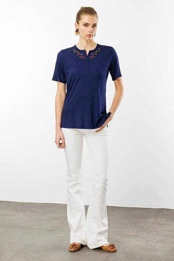Kadın Açma Yaka Nakış İşlemeli Penye T-Shirt 25700 Lacivert