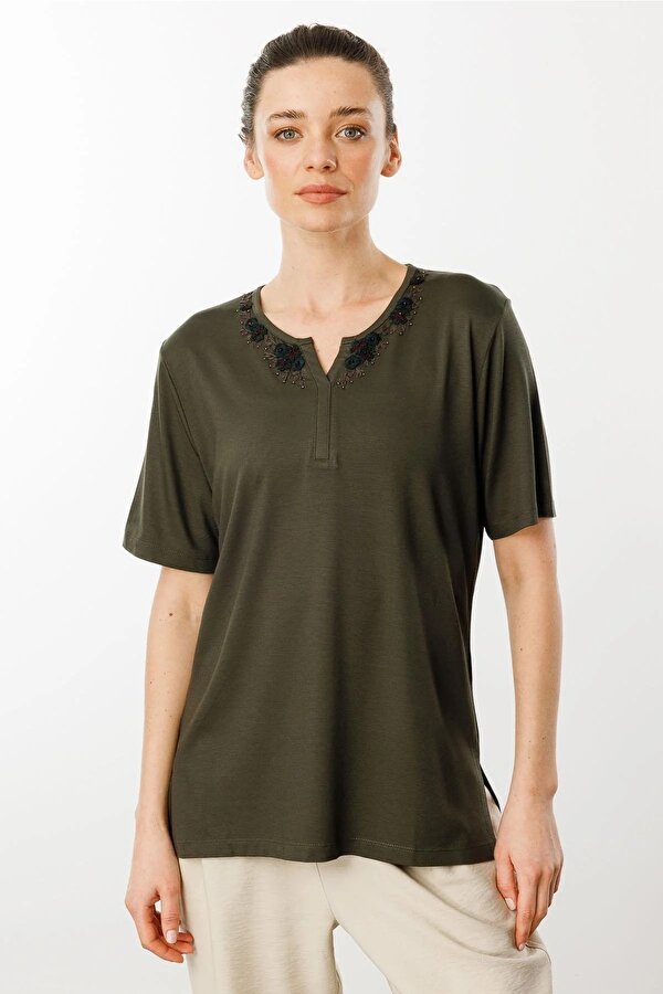 Kadın Açma Yaka Dantel Çiçek İşlemeli Penye T-Shirt 24751 Haki