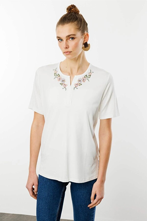 Kadın Açma Yaka Nakış İşlemeli Penye T-Shirt 25700 Ekru
