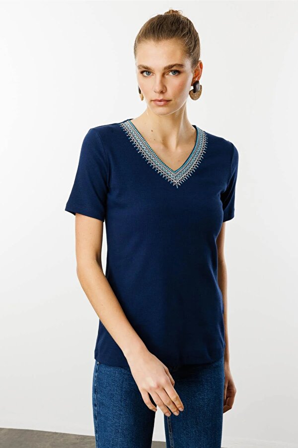 Kadın V Yaka Yakası Nakış İşlemeli Pamuklu T-Shirt 25758 Lacivert