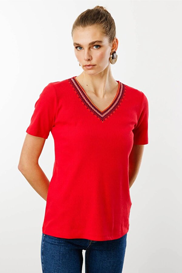 Kadın V Yaka Yakası Nakış İşlemeli Pamuklu T-Shirt 25758 Kırmızı