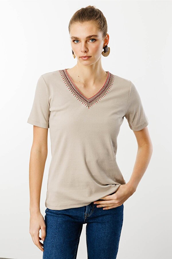 Kadın V Yaka Yakası Nakış İşlemeli Pamuklu T-Shirt 25758 Bej