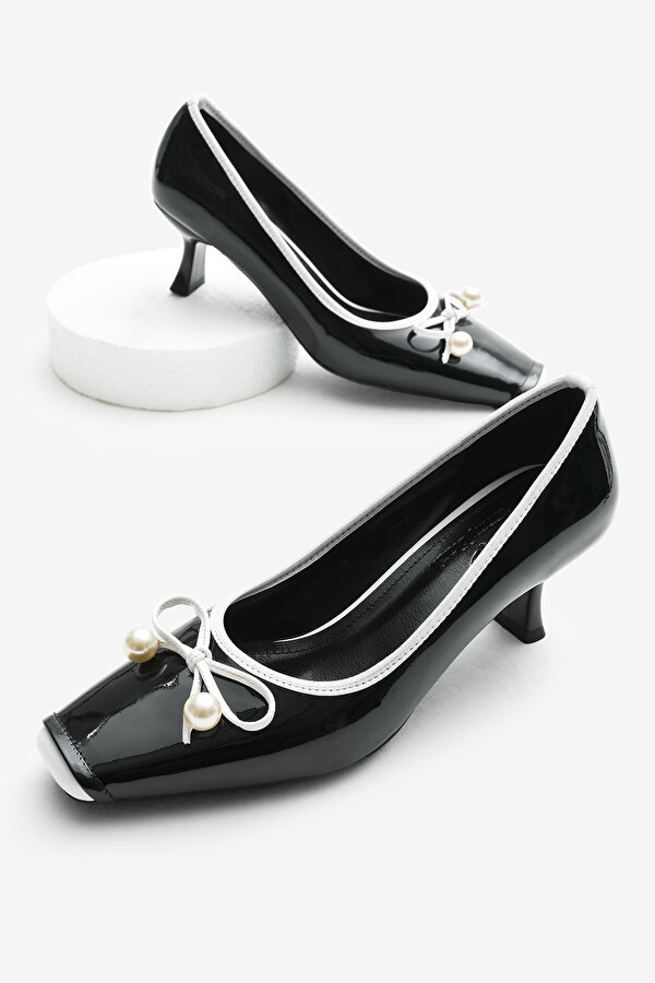 Kadın Siyah Neolit Taban Fiyonk Detaylı Kare Burunlu Topuklu Ayakkabı