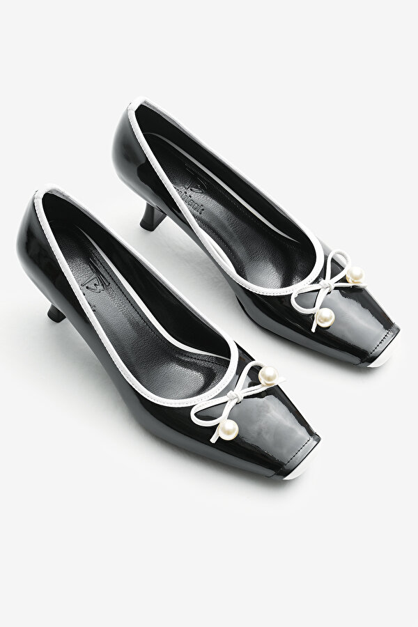 Kadın Siyah Neolit Taban Fiyonk Detaylı Kare Burunlu Topuklu Ayakkabı