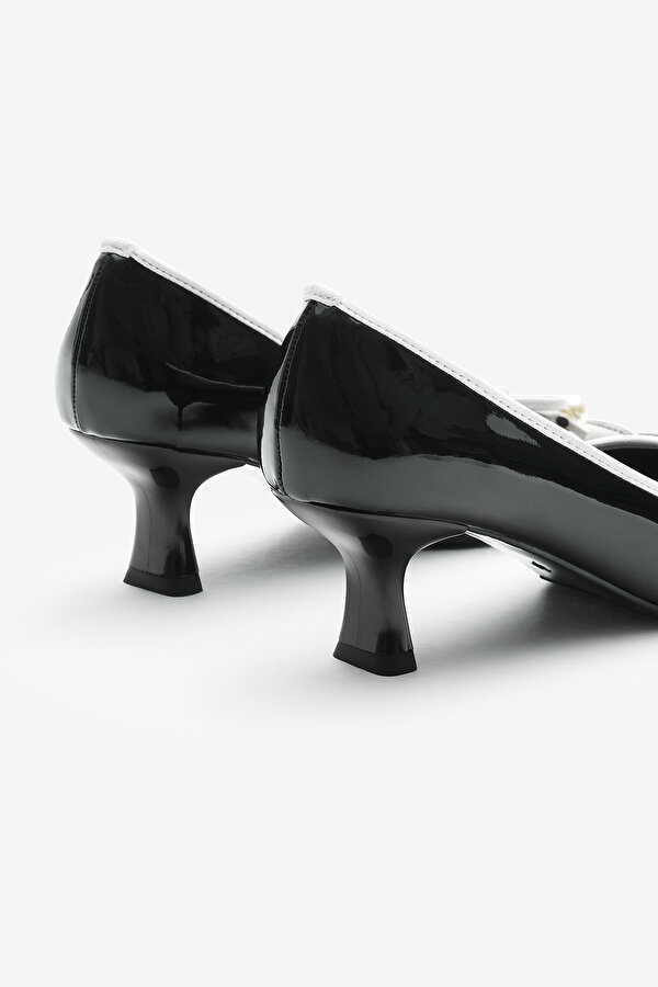 Kadın Siyah Neolit Taban Fiyonk Detaylı Kare Burunlu Topuklu Ayakkabı