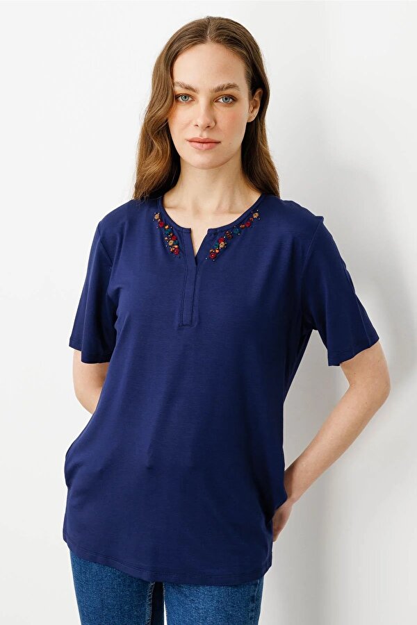 Kadın Açma Yaka Nakış İşlemeli T-Shirt 25703 Lacivert