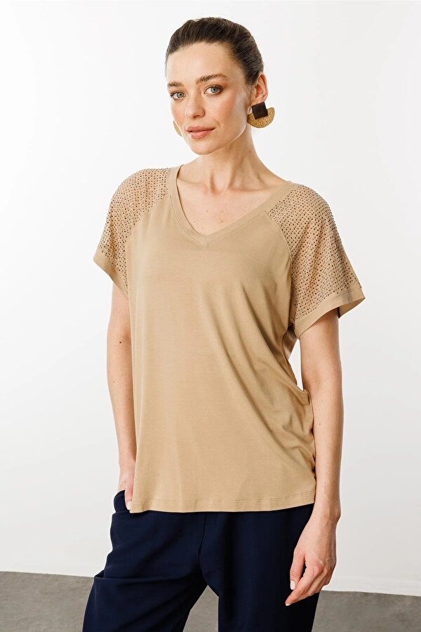 Kadın V Yaka Omuzları Taş Baskılı Penye T-Shirt 25836 Vizon