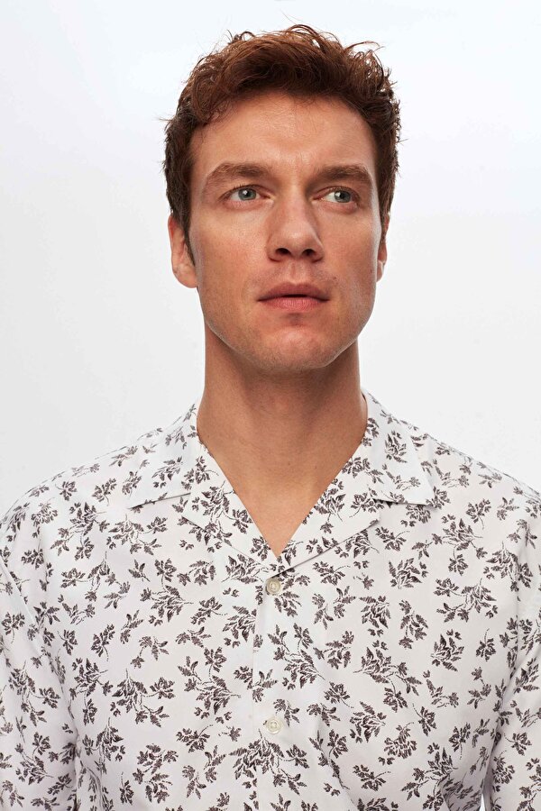 Relaxed Beyaz Baskılı Çiçek Desenli İzci Yaka Kısa Kollu Yazlık Gömlek