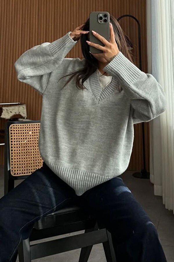 Gri V Yaka Oversize Kadın Triko Kazak MG2149