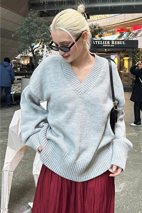 Gri V Yaka Oversize Kadın Triko Kazak MG2149