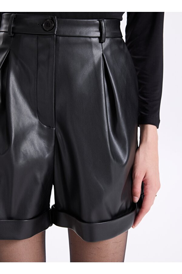 Siyah Kadın Deri Görünümlü Şort F3WL-SHT1