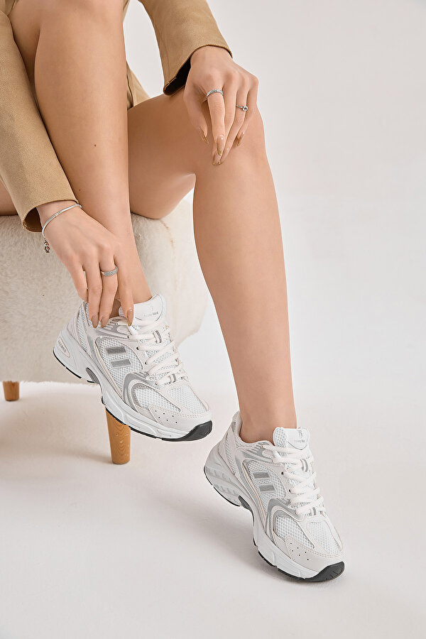 Kadın Beyaz Gümüş Yüksek Faylon Taban Fileli Desenli Spor Ayakkabı