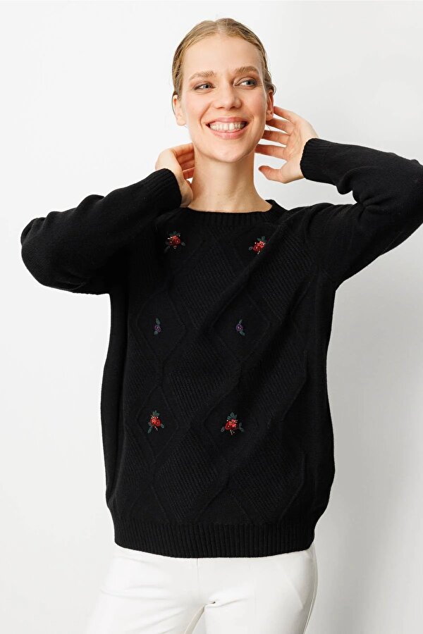 Kadın Sıfır Yaka Önü Baklavalı Nakış İşlemeli Kazak 25208 Siyah