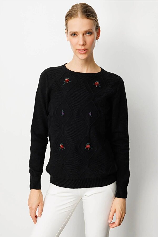 Kadın Sıfır Yaka Önü Baklavalı Nakış İşlemeli Kazak 25208 Siyah