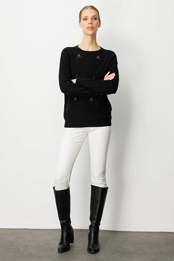 Kadın Sıfır Yaka Önü Baklavalı Nakış İşlemeli Kazak 25208 Siyah