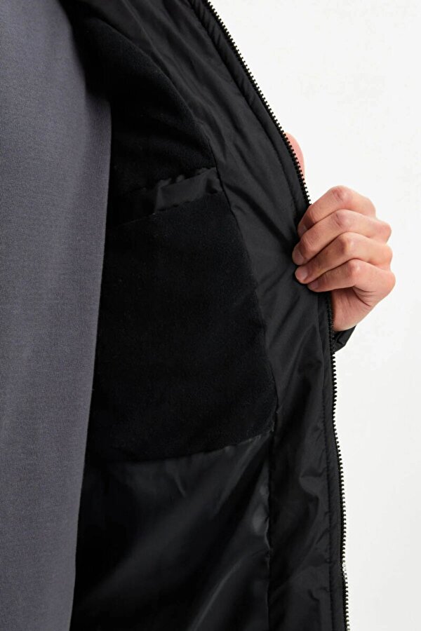 İçi Astarlı Su ve Rüzgar Geçirmez Cepli Kapüşonlu Erkek Mont