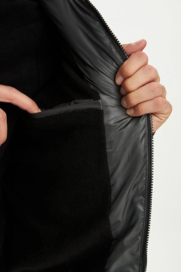 İçi Astarlı Su ve Rüzgar Geçirmez Cepli Kapüşonlu Erkek Mont