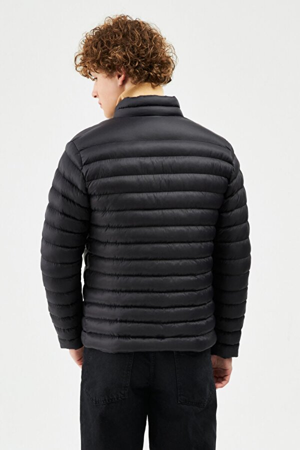 İçi Astarlı Su ve Rüzgar Geçirmez Cepli Erkek Mont