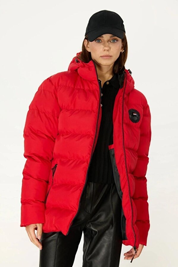 İçi Astarlı Su ve Rüzgar Geçirmez Cepli Kapüşonlu Kadın Mont