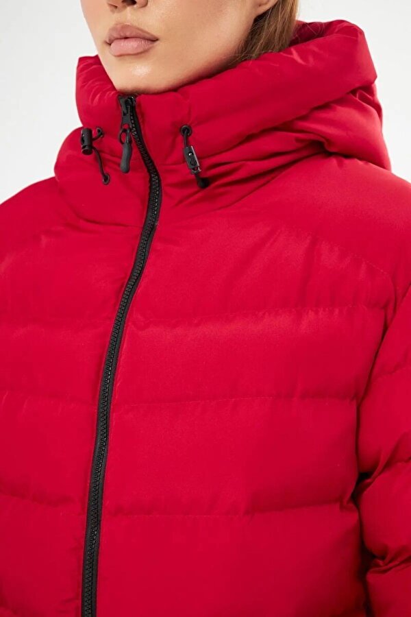 İçi Astarlı Su ve Rüzgar Geçirmez Cepli Kapüşonlu Kadın Mont