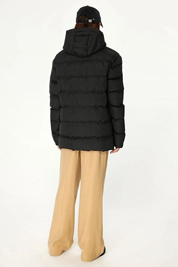 İçi Astarlı Su ve Rüzgar Geçirmez Cepli Kapüşonlu Kadın Mont