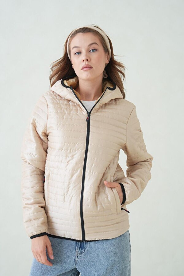 İçi Astarlı Su ve Rüzgar Geçirmez Cepli Kapüşonlu Kadın Mont