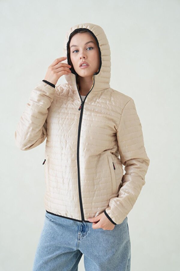 İçi Astarlı Su ve Rüzgar Geçirmez Cepli Kapüşonlu Kadın Mont