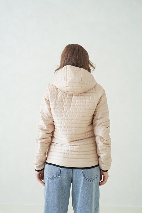 İçi Astarlı Su ve Rüzgar Geçirmez Cepli Kapüşonlu Kadın Mont