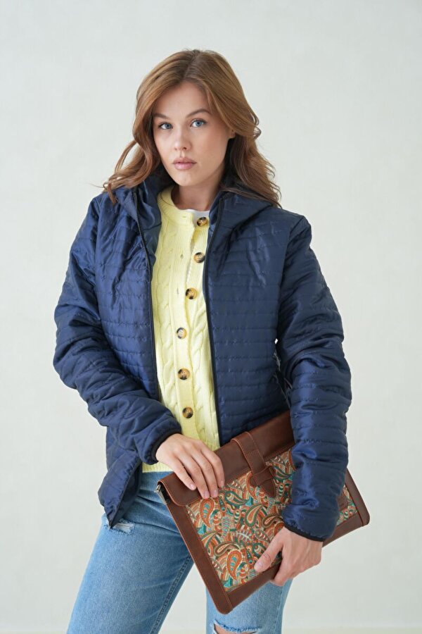 İçi Astarlı Su ve Rüzgar Geçirmez Cepli Kapüşonlu Kadın Mont