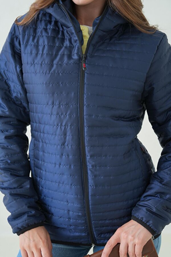 İçi Astarlı Su ve Rüzgar Geçirmez Cepli Kapüşonlu Kadın Mont