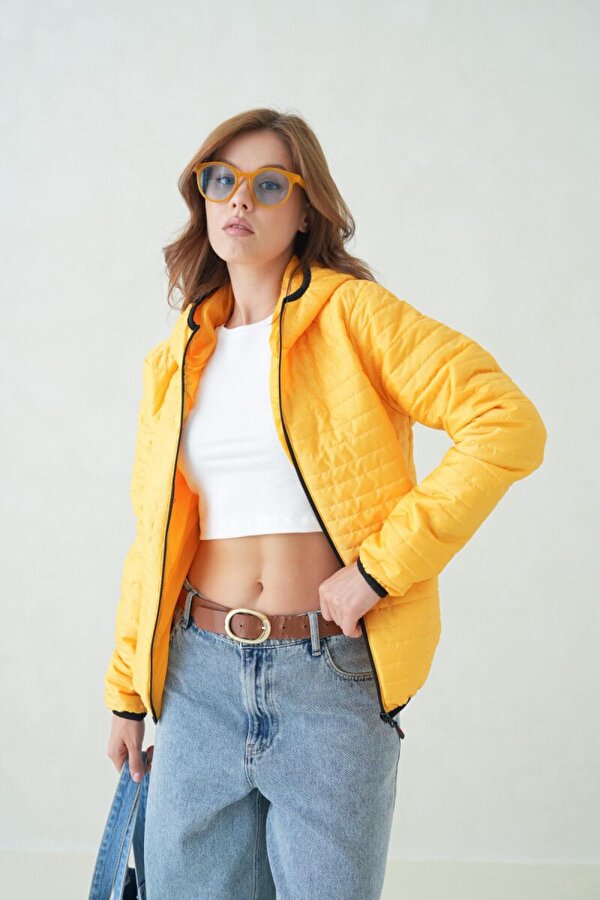 İçi Astarlı Su ve Rüzgar Geçirmez Cepli Kapüşonlu Kadın Mont