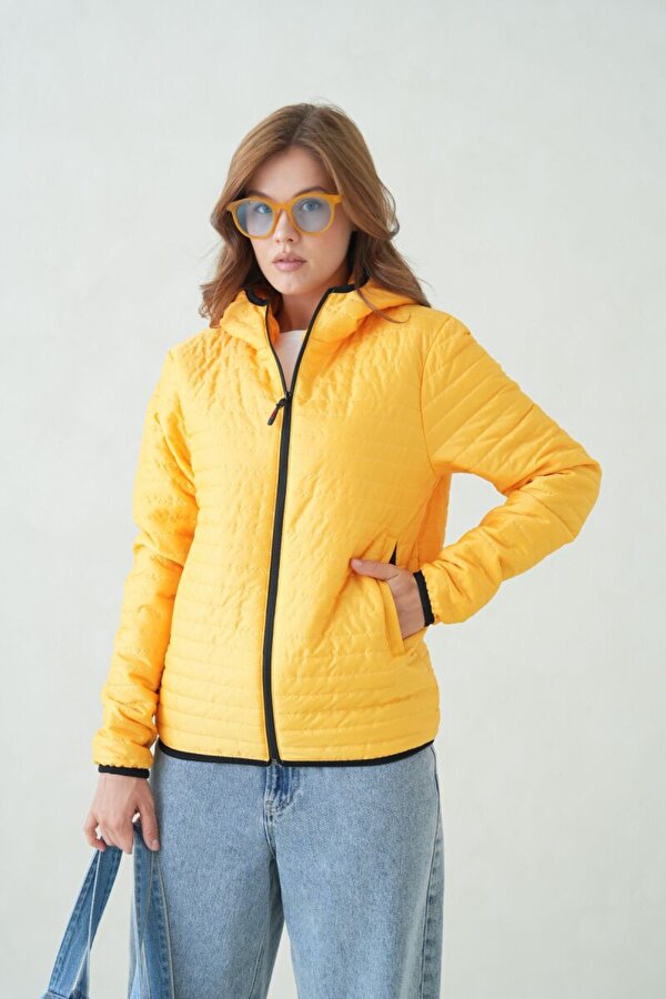 İçi Astarlı Su ve Rüzgar Geçirmez Cepli Kapüşonlu Kadın Mont