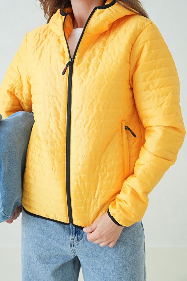 İçi Astarlı Su ve Rüzgar Geçirmez Cepli Kapüşonlu Kadın Mont