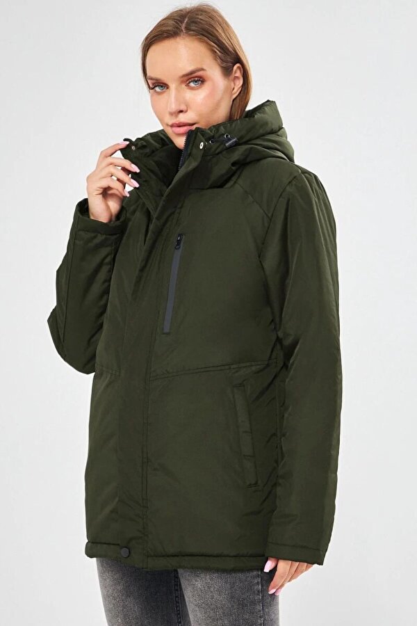 İçi Astarlı Su ve Rüzgar Geçirmez Cepli Kapüşonlu Kadın Mont