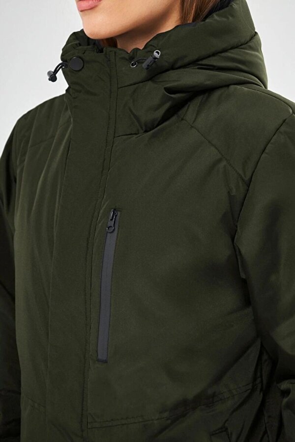 İçi Astarlı Su ve Rüzgar Geçirmez Cepli Kapüşonlu Kadın Mont