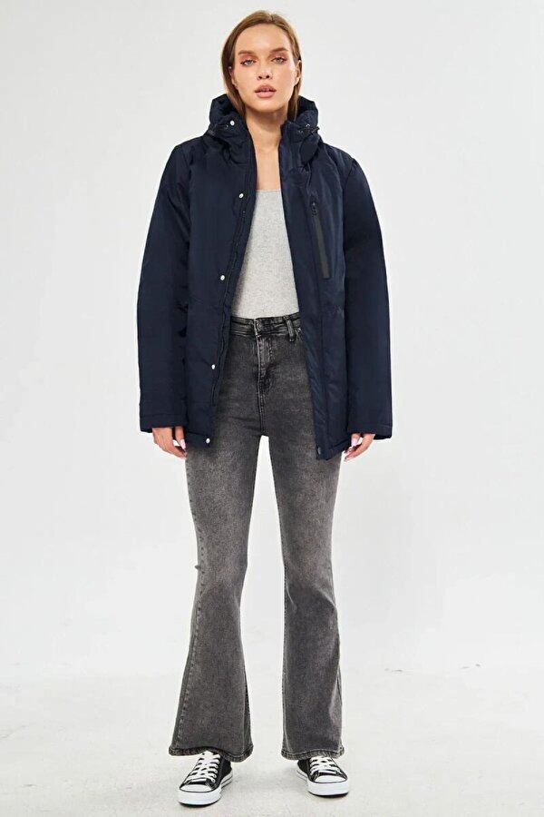 İçi Astarlı Su ve Rüzgar Geçirmez Cepli Kapüşonlu Kadın Mont