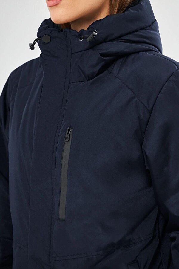 İçi Astarlı Su ve Rüzgar Geçirmez Cepli Kapüşonlu Kadın Mont