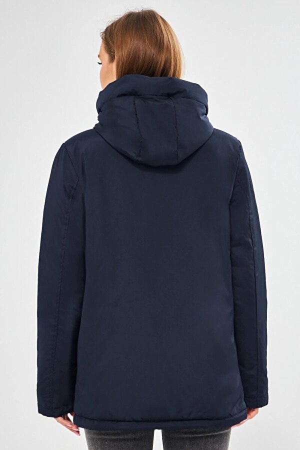 İçi Astarlı Su ve Rüzgar Geçirmez Cepli Kapüşonlu Kadın Mont