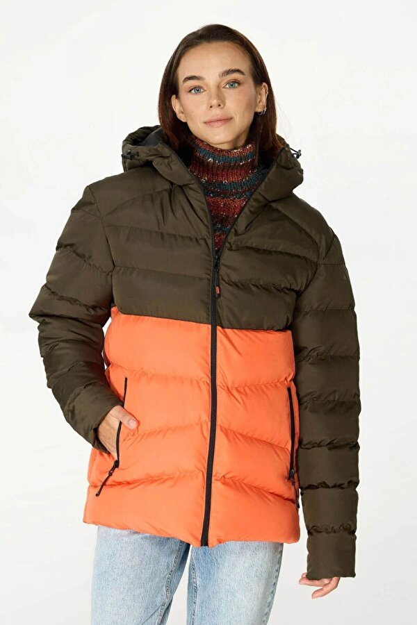 İçi Astarlı Su ve Rüzgar Geçirmez Cepli Kapüşonlu Kadın Mont