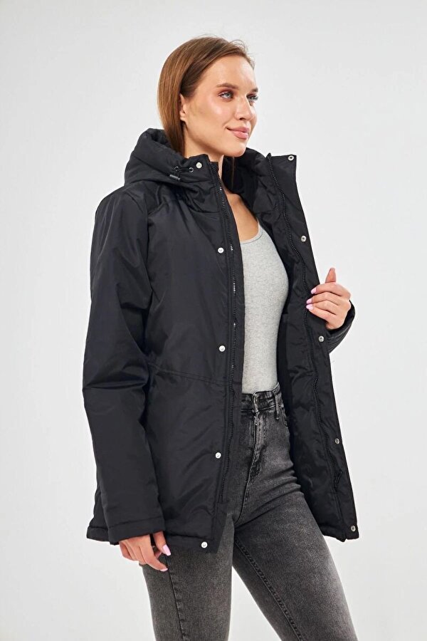 İçi Astarlı Su ve Rüzgar Geçirmez Cepli Kapüşonlu Kadın Mont