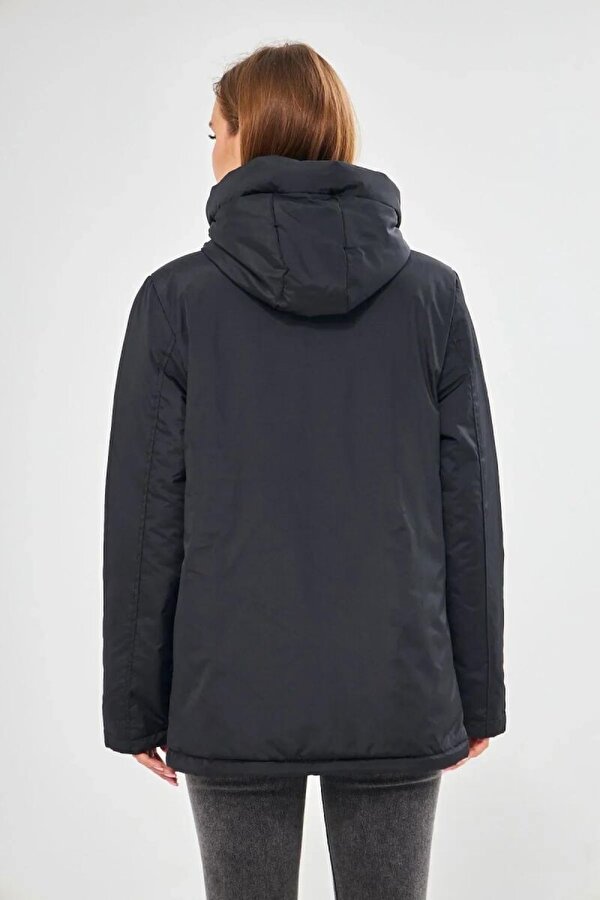 İçi Astarlı Su ve Rüzgar Geçirmez Cepli Kapüşonlu Kadın Mont