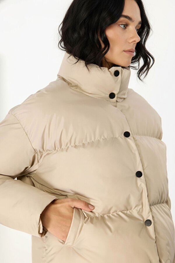 İçi Astarlı Su ve Rüzgar Geçirmez Cepli Dik Yaka Kadın Mont