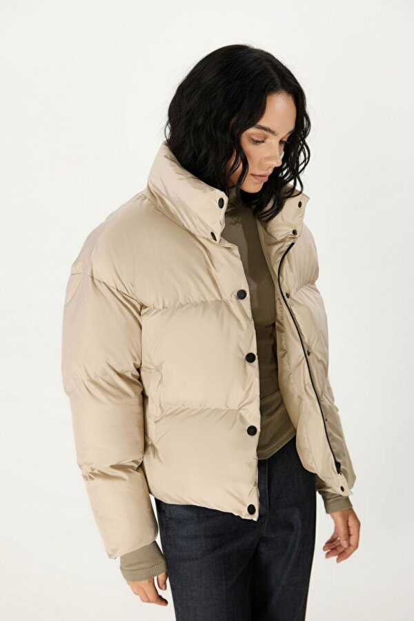 İçi Astarlı Su ve Rüzgar Geçirmez Cepli Dik Yaka Kadın Mont