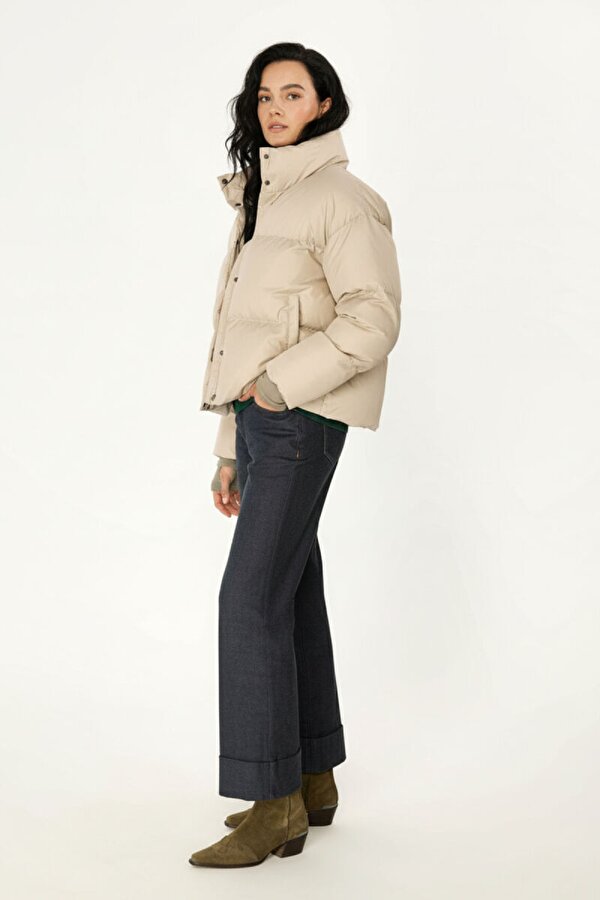 İçi Astarlı Su ve Rüzgar Geçirmez Cepli Dik Yaka Kadın Mont