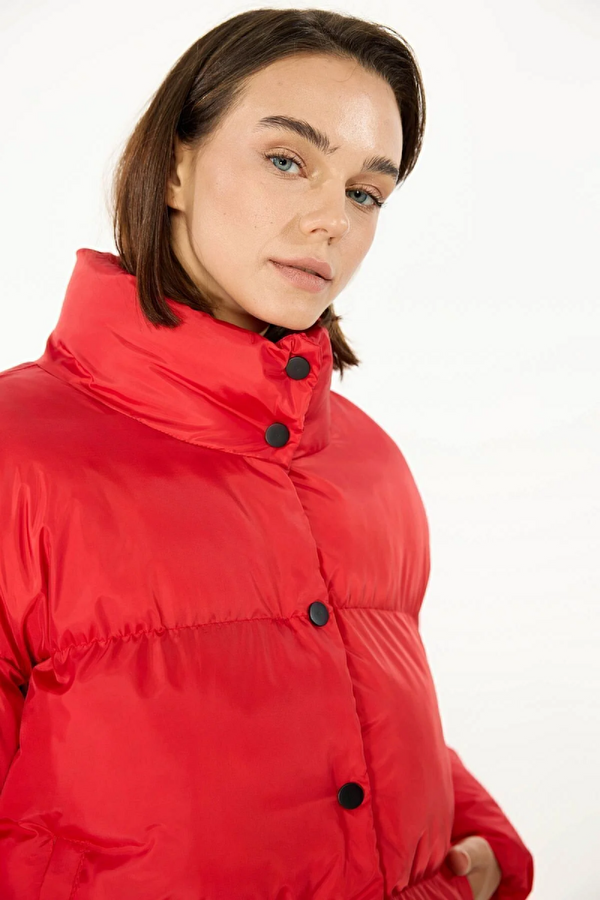 İçi Astarlı Su ve Rüzgar Geçirmez Cepli Dik Yaka Kadın Mont