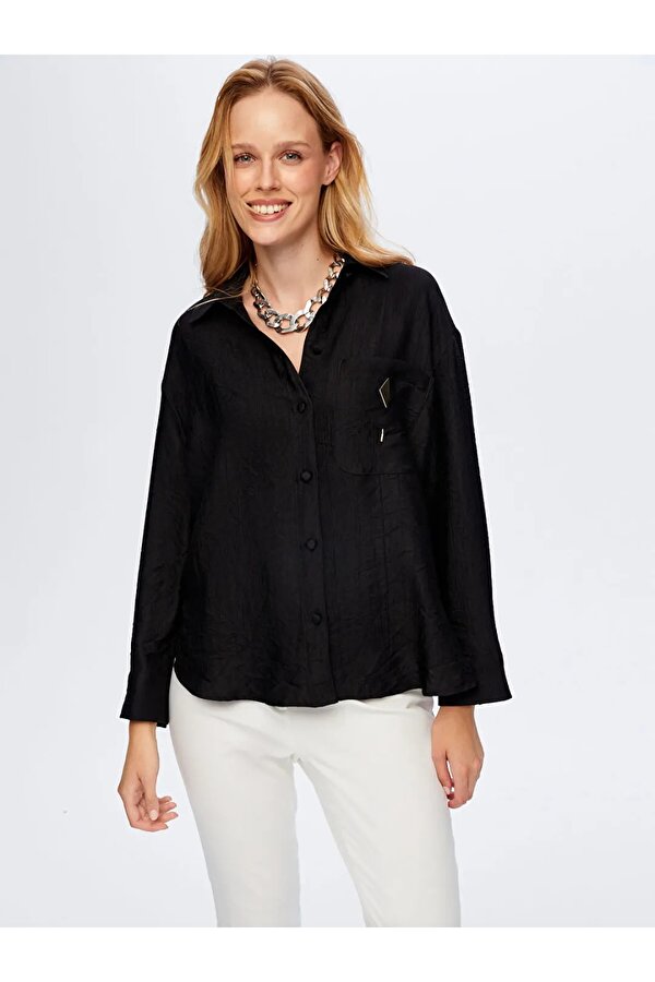 Metal Aksesuarlı Kendinden Dokulu Kadın Gömlek W26GML016