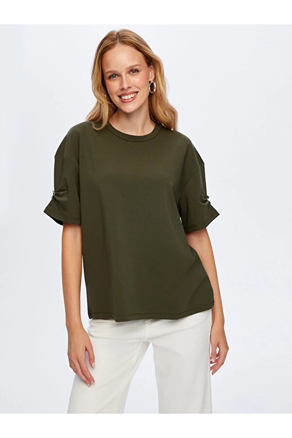 Kolları Taş Detaylı Yuvarlak Yaka Kadın T-shirt W26TSH088