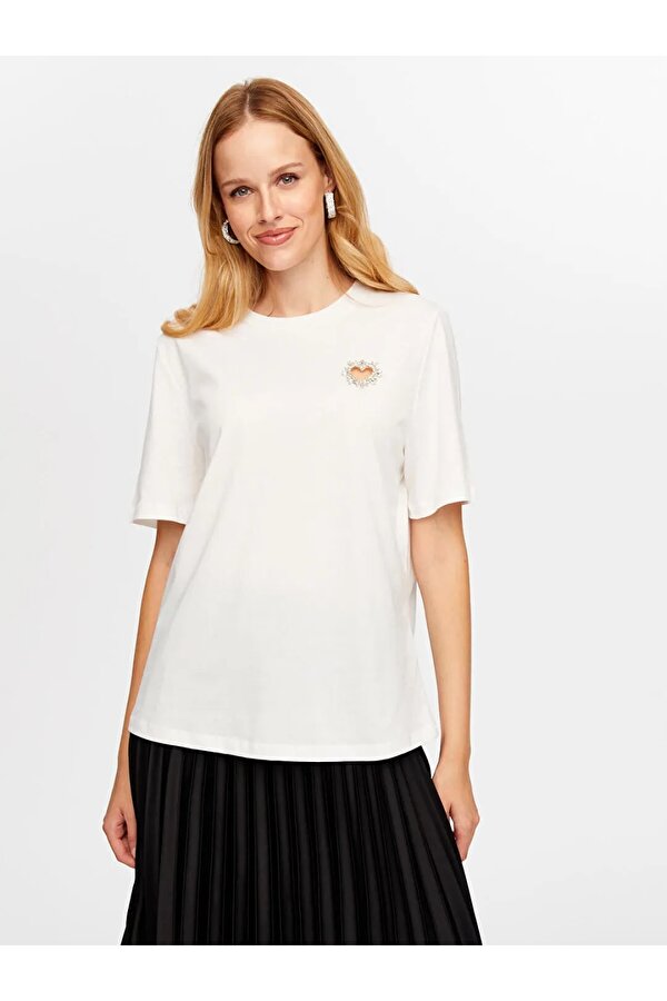 Taş Kalp Nakışlı Kadın T-shirt W26TSH094
