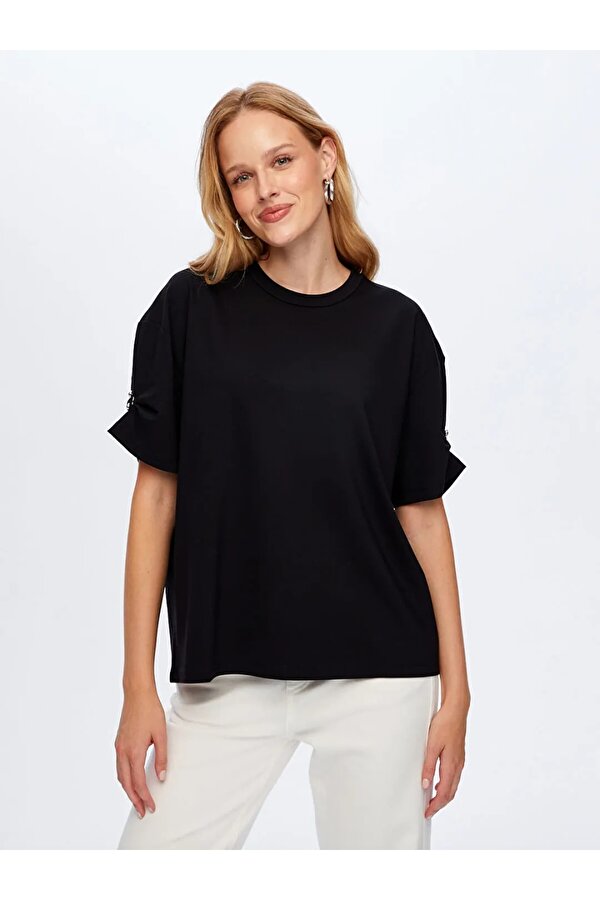 Kolları Taş Detaylı Yuvarlak Yaka Kadın T-shirt W26TSH088